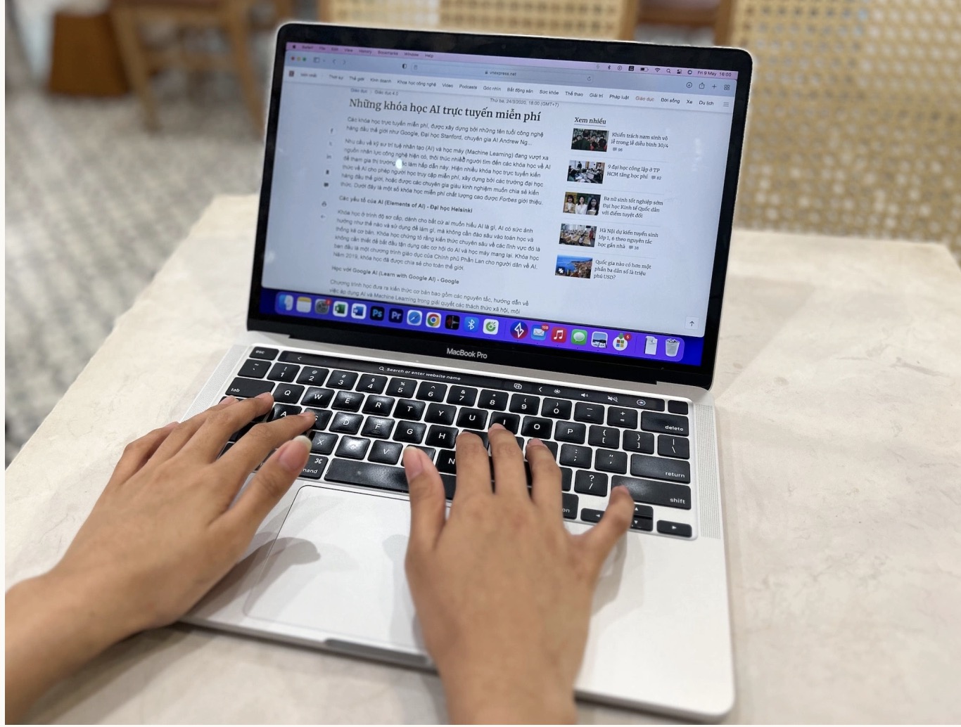 Sinh viên tìm kiếm khoá học AI